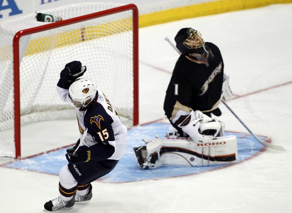 Nigel Dawes (l.) spielte 2010 für Atlanta in der NHL und trifft hier gegen den damaligen Ducks-Goalie Jonas Hiller.