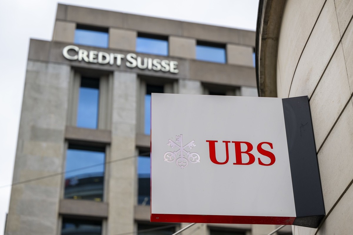 Les logos des banques suisses UBS et Credit Suisse sont affiches sur differents batiments et photographies,, ce mercredi 18 decembre 2024 a Geneve. (KEYSTONE/Martial Trezzini)