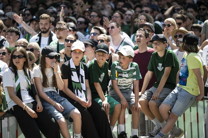 Fans des FC St. Gallen reagieren nach der Roten Karte gegen den Torhueter Lukas Watkowiak beim Public Viewing des Fussball Cupfinal zwischen dem FC Stade Lausanne-Ouchy und dem FC St. Gallen, am Sonnt ...
