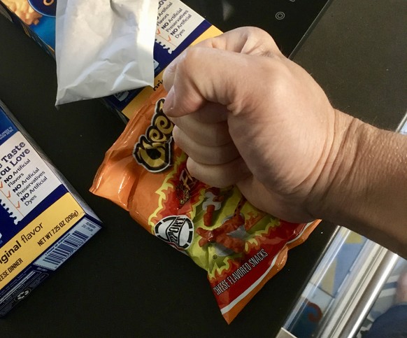 mac&#039;n&#039;cheetos macaroni cheese with flamin&#039; hot cheetos käse pasta nudeln usa amerika essen food snacks trash junk food hipster