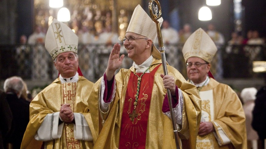 Der neue Weihbischof von Chur, Marian Eleganti, Mitte, und Dioezesanbischof Vitus Huonder, rechts, waehrend der Bischofsweihe von Eleganti am Sonntag, 31. Januar 2010,in der Kathedrale in Chur. (KEYST ...