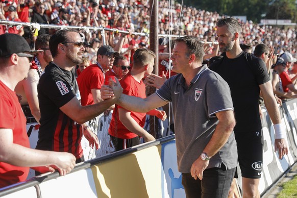 Aaraus Trainer Patrick Rahmen und Stefan Maierhofer bedanken sich bei den Fans nach dem Penaltyschiessen, im Barrage Rueckspiel zwischen dem FC Aarau und Neuchatel Xamax FCS, am Sonntag 2. Juni 2019,  ...