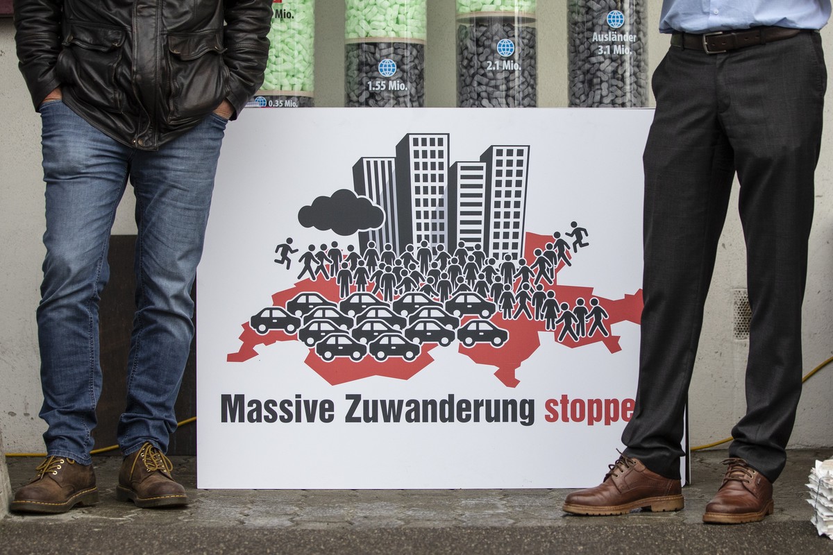 SVP Wahlkampfleiter Adrian Amstutz, rechts, und Oskar Freysinger, Wahlkampfteam lateinische Schweiz, links, stehen vor einem Plakat mit der Aufschrift "Massive Zuwanderung stoppen", beim Wah ...