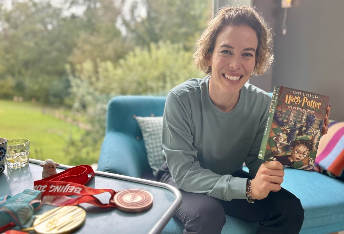 Ski Alpin: Michelle Gisin hat zum Interview-Termin neben ihren Olympia-Medaillen auch ein Harry-Potter-Buch mitgebracht.