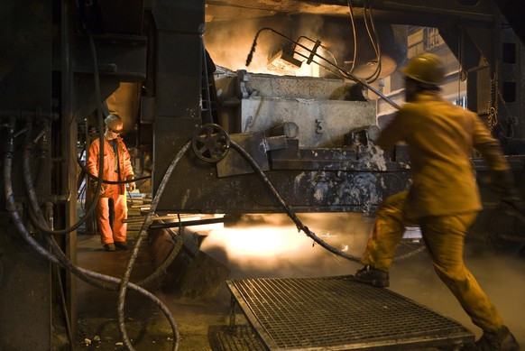 Employees of Stahl Gerlafingen Ltd. heat up scrap metal in a mealting furnace in the production facility hall in Gerlafingen in the canton of Solothurn, Switzerland, pictured on November 14, 2008. The ...