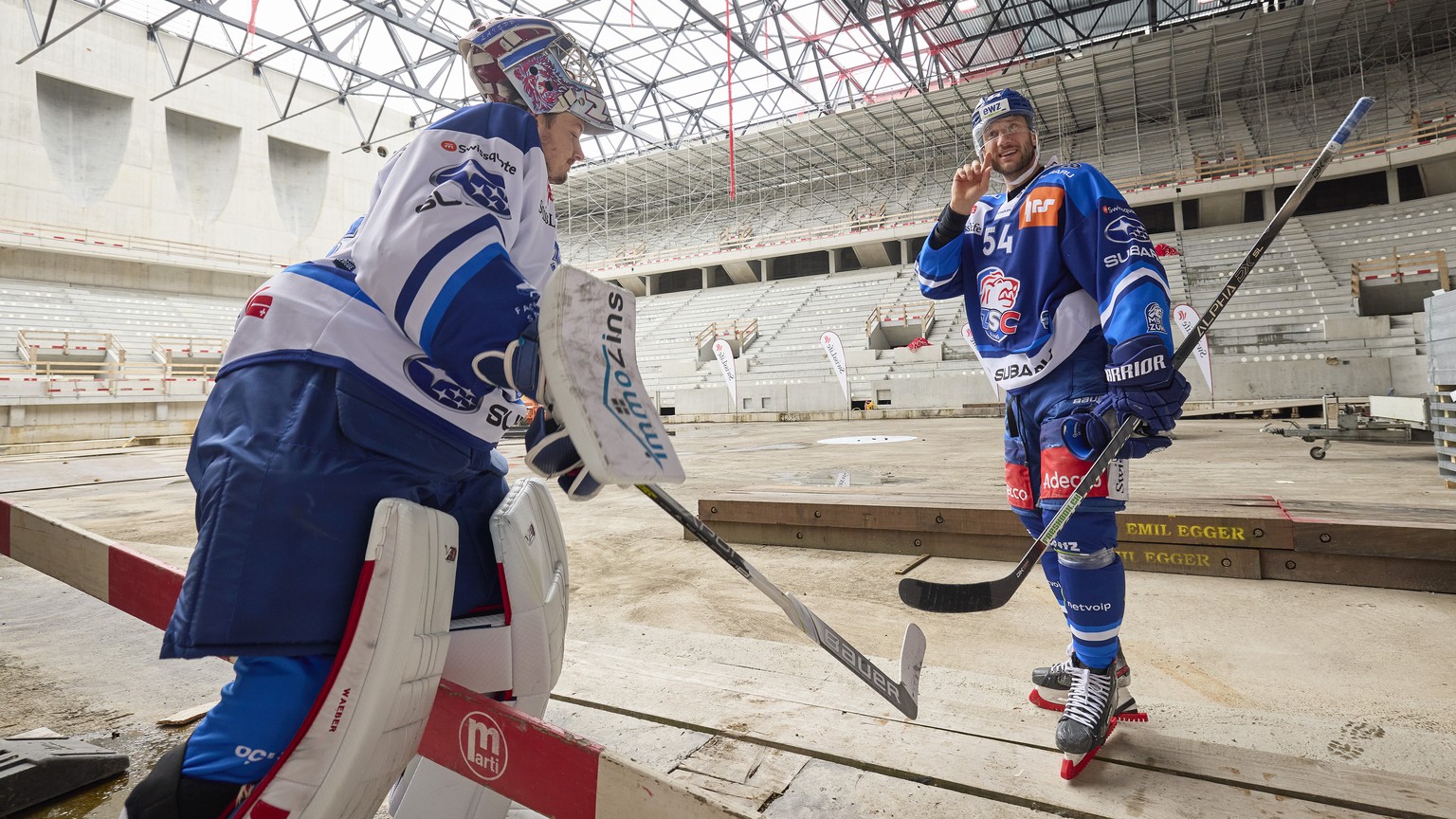 Die beiden ZSC Lions Spieler Ludovic Waeber, links, und Christian Marti waehrend einer Baustellenfuehrung in der Swiss Life Arena, am Sonntag, 29. August 2021, in Zuerich. In rund einem Jahr tragen di ...