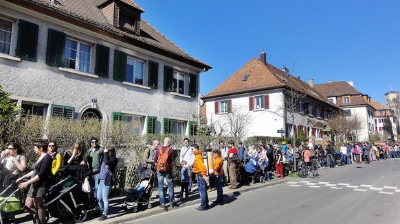 Wohnungssuchende stehen Schlange vor einer Liegenschaft in Zuerich, am Montag, 17. Maerz 2014. (KEYSTONE/Walter Bieri)