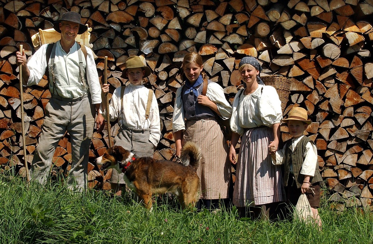 Vater Sepp, Sohn Quirin, Tochter Anina, Mutter Mirta und Sohn Niklas, von links nach rechts, in "Leben wie zu Gotthelfs Zeiten", am Donnerstag, 29. Juli 2004 in Eggiwil. Das Infomagazin &quo ...