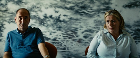 Phil Hayes und Bettina Stucky als Eltern in der Therapiestunde.