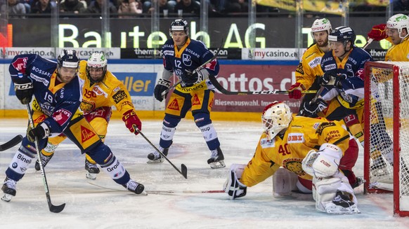 Zugs Oscar Lindberg, links, gegen Langnaus Torhueter Damiano Ciaccio, rechts, beim Eishockey Meisterschaftsspiel der National League zwischen dem EV Zug und den SCL Tigers, in der Bossard Arena in Zug ...