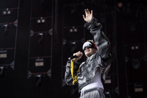 epa12241808 German rapper August Jean Diederich also known as Ski Aggu performs on the Main Stage at the 42nd edition of the Gurtenfestival in Bern, Switzerland, 16 July 2025. The open air music festi ...