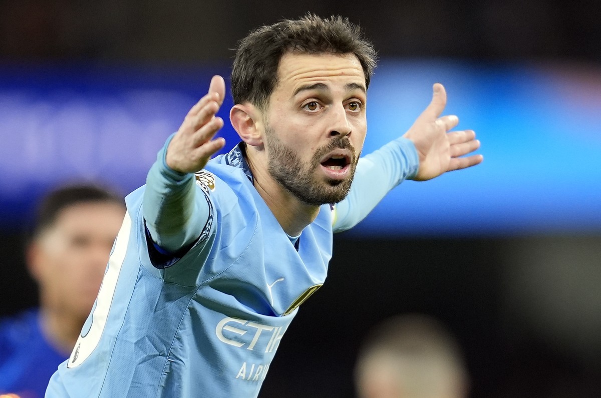 epa11852765 Bernardo Silva of Manchester City in action during the English Premier League match between Manchester City and Chelsea, in Manchester, Britain, 25 January 2025. EPA/TIM KEETON EDITORIAL U ...