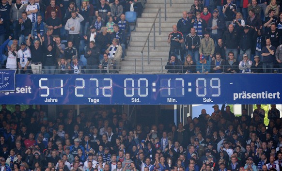 Die Stadionuhr in Hamburg. Noch tickt sie.