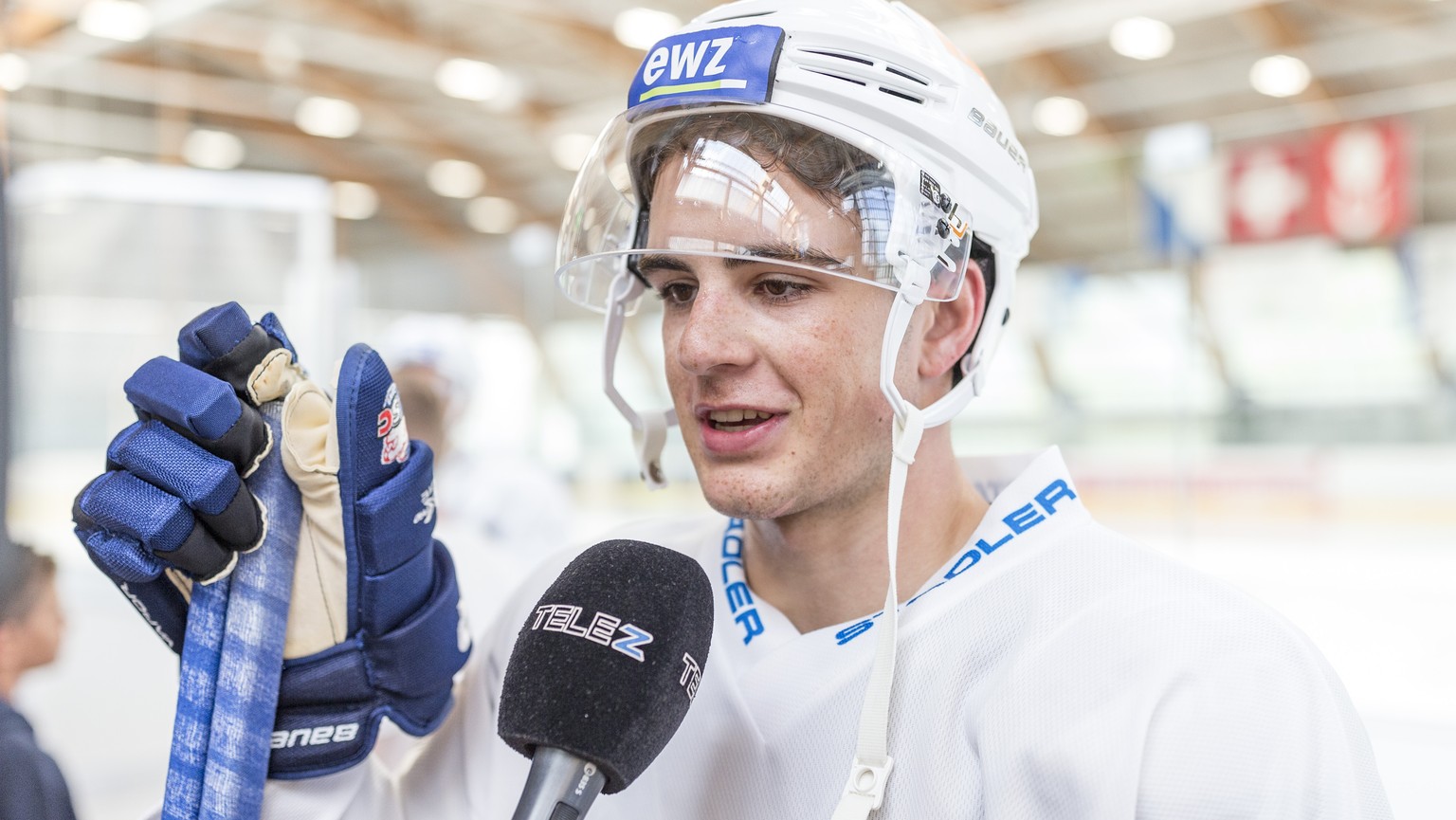 Der neue ZSC Spieler Tim Berni gibt ein Interview nach dem Training in der Eishalle in Oerlikon aufgenommen am Freitag, 10. Juli 2018, in Zuerich. (KEYSTONE/Aladin Klieber)