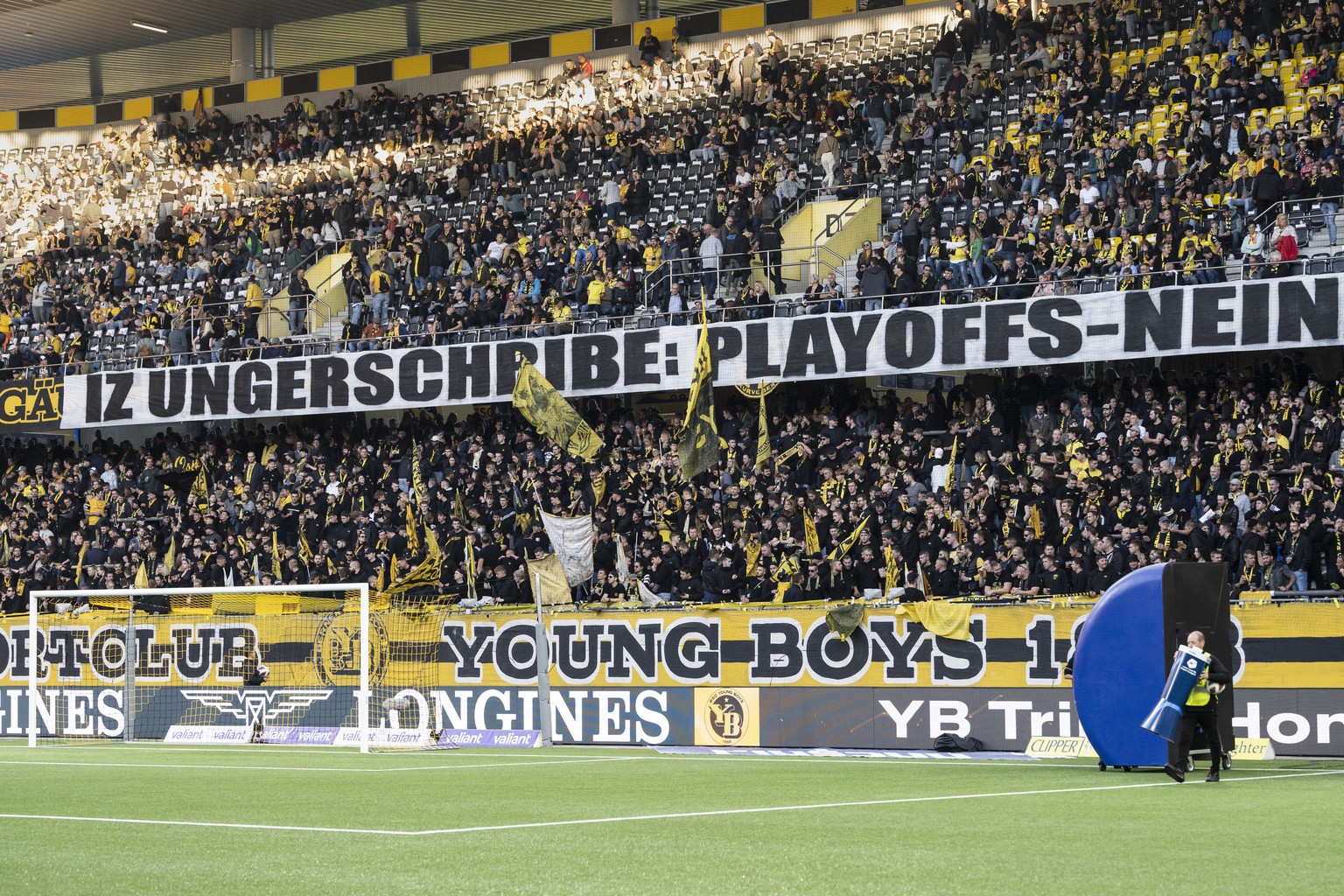 Ein Transparent macht beim Einmarsch der Mannschaften auf eine Petition gegen die geplanten Fussball Playoffs aufmerksam, vor dem Fussball Meisterschaftsspiel der Super League zwischen dem BSC Young B ...