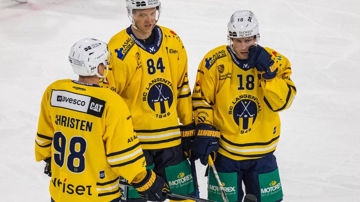 Kloten, Schweiz - 23. Februar 2022: Die drei Spieler 98 Luca Christen, 84 Eero Elo und 18 Marc Kämpf besprechen sich miteinandner. Eishockey *** Kloten, Switzerland 23 February 2022 The three players  ...