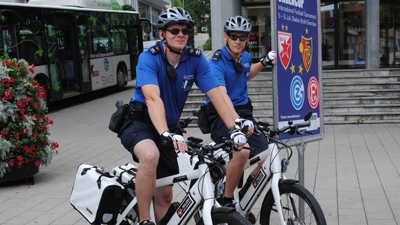 Auch die Ordnungshüter fahren Velo: Hier freundliche Grencher Polizisten.