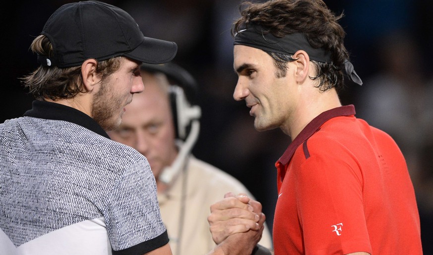 Federer nimmt die Gratulationen von Pouille entgegen.