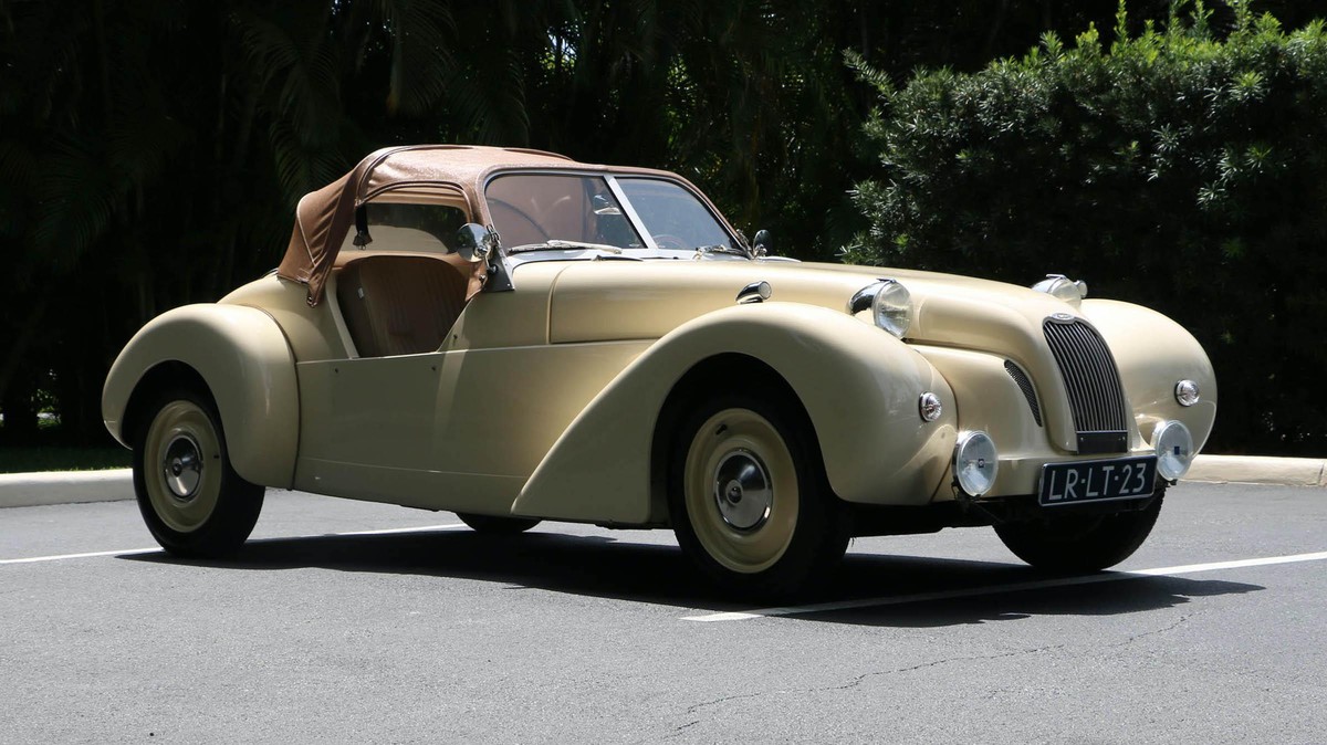 Burton Roadster Sotheby's Auktion Florida auto retro design https://rmsothebys.com/en/auctions/0521/open-roads--may/lots/r0036-1986-citro%C3%ABn-2cv-roadster-by-burton/1093444#