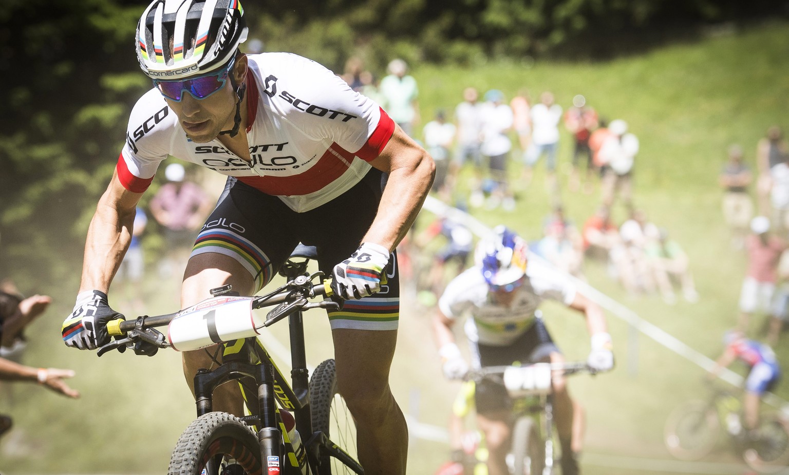 epa05418430 Nino Schurter of Switzerland is on his way to win the UCI Cross Country Mountainbike World Cup in Lenzerheide, Switzerland, 10 July 2016. EPA/GIAN EHRENZELLER