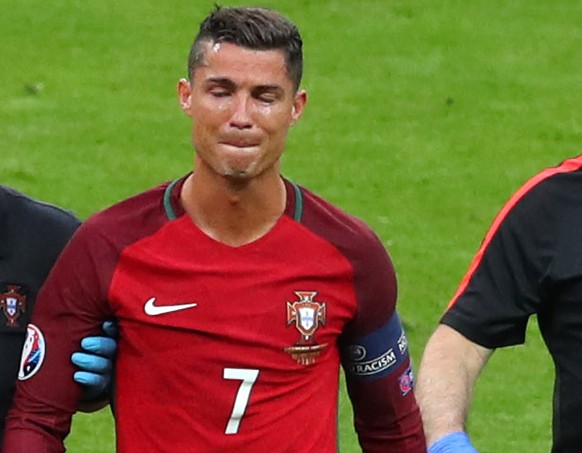 Oh, wie bitter ist das! Cristiano Ronaldo kann im EM-Final keine Rolle spielen. Er muss schon früh verletzt ausgewechselt werden.