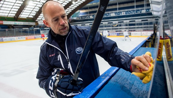 ARCHIV - ZUR ERNENNUNG VON HANS KOSSMANN ZUM NEUEN TRAINER DER ZSC LIONS STELLEN WIR IHNEN FOLGENDES BILDMATERIAL ZUR VERFUEGUNG - Hans Kossmann, der neue Trainer von Ambri Piotta, leitet sein erstes  ...