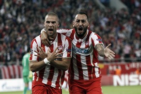 Kasami (l.) trifft erneut.