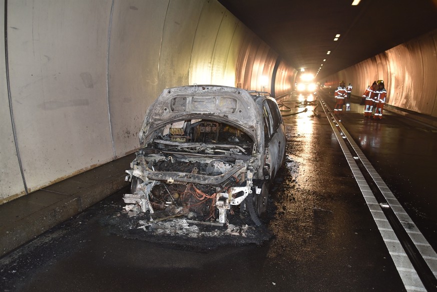 Ausgebrannt: Auto im San Bernardino-Tunnel.