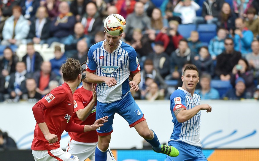 Fabian Schär köpft für Hoffenheim ins Tor.