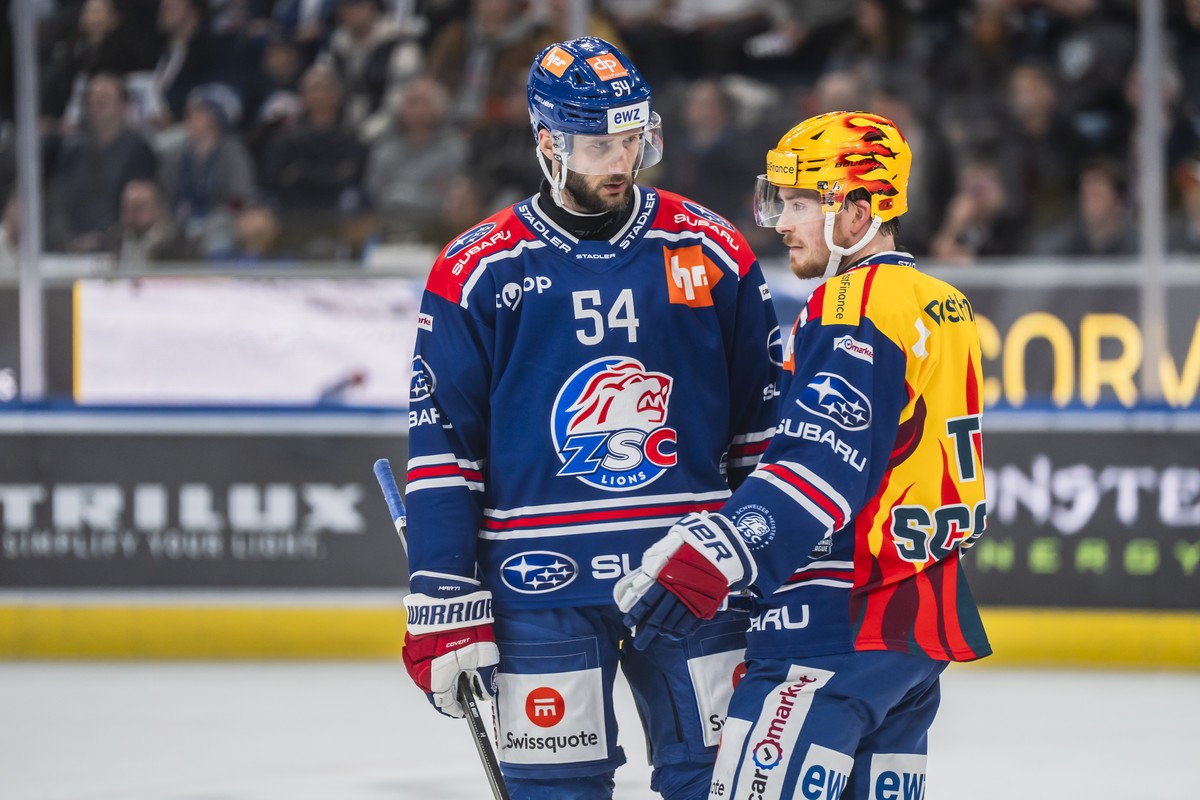 Christian Marti (ZSC), links, spricht mit PostFinance Top Scorer Jesper Froeden (ZSC), im zweiten Playoff Final Spiel der Eishockey National League zwischen den ZSC Lions, ZSC, und dem Lausanne HC, am ...