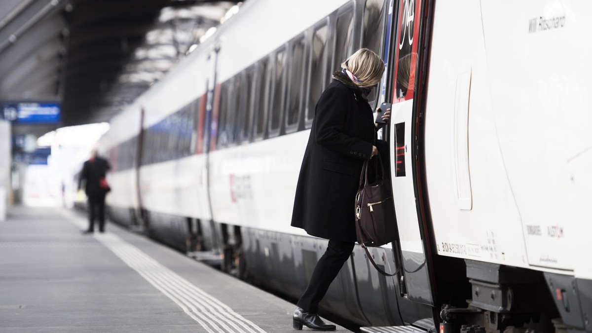 ARCHIVBILD ZUR MK VON LITRA UND VOEV ZUR ABSTIMMUNG UEBER DIE SCHAFFUNG EINES FONDS FÜR DIE NATIONALSTRASSEN UND DEN AGGLOMERATIONSVERKEHR (NAF) --- Eine Frau steigt in einen Zug am Zuerich Hauptbahnh ...