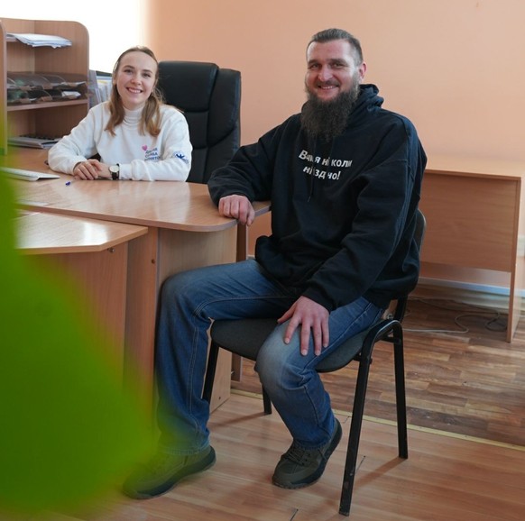Die ausgebildete Juristin Iryna Gopkalo (links im Bild) arbeitet heute beim Dienst für Beschäftigung, dem ukrainischen Pendant zum Schweizer RAV, und unterstützt Kriegsveteranen wie Oleksij Gryscha (r ...