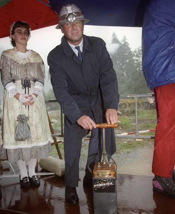 Verkehrsminister Bundesrat Adolf Ogi loest am 22. September 1993 in Faido, Kanton Tessin, anlaesslich des Spatenstichs zur zweiten Gotthard-Roehre Alptransit die Sprengung aus. (KEYSTONE/Karl Mathis)