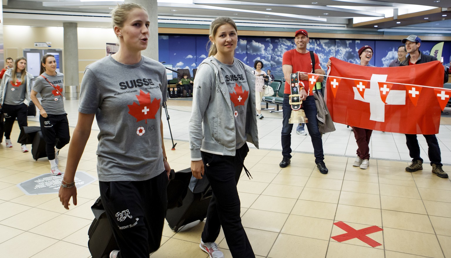 Am Flughafen in Edmonton haben sich sogar einige Schweizer Fans eingefunden.