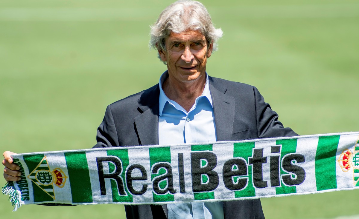 epa08543477 Betis' Chilean head coach Manuel Pellegrini poses for photographers during his presentation as new coach of Spanish La Liga soccer club Real Betis at Benito Villamarin stadium in Sevi ...