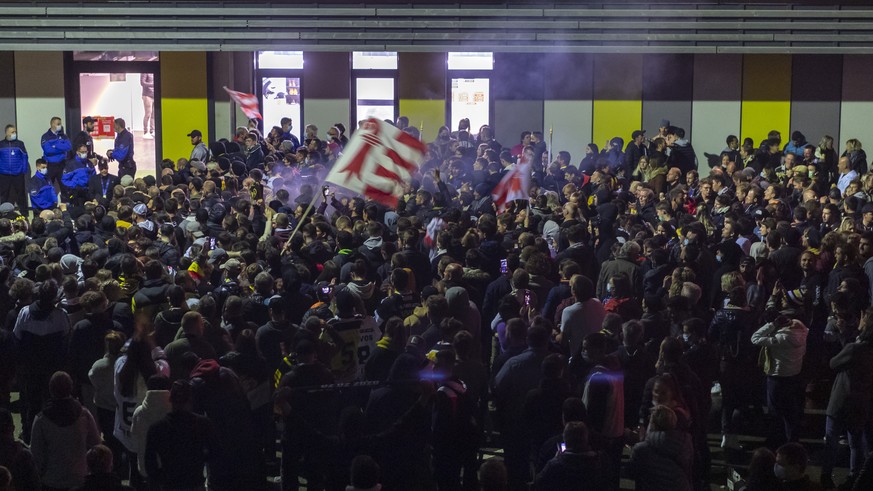 Ajoies Fans versammeln sich nach dem sechsten Eishockey Playoff-Finalspiel der Swiss League zwischen dem HC Ajoie und dem EHC Kloten, um ihre siegreiche Mannschaft zu feiern, vor der Raiffeisen Arena  ...