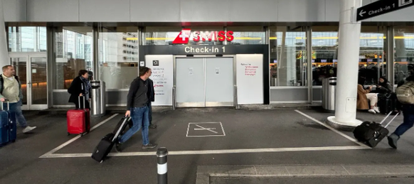 Wie nützlich ist diese Nichtraucherzone am Flughafen Zürich, wenn gleich daneben das Verbot endet und ein Aschenbecher zum Rauchen einlädt?