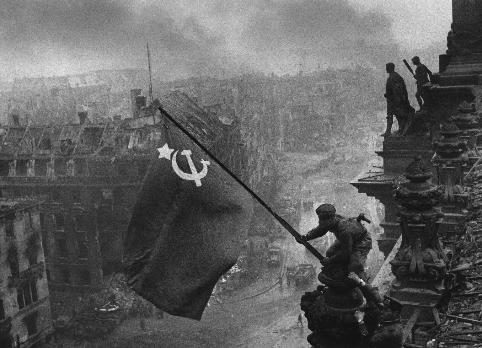 Sowjetische Flagge auf dem Reichstag.