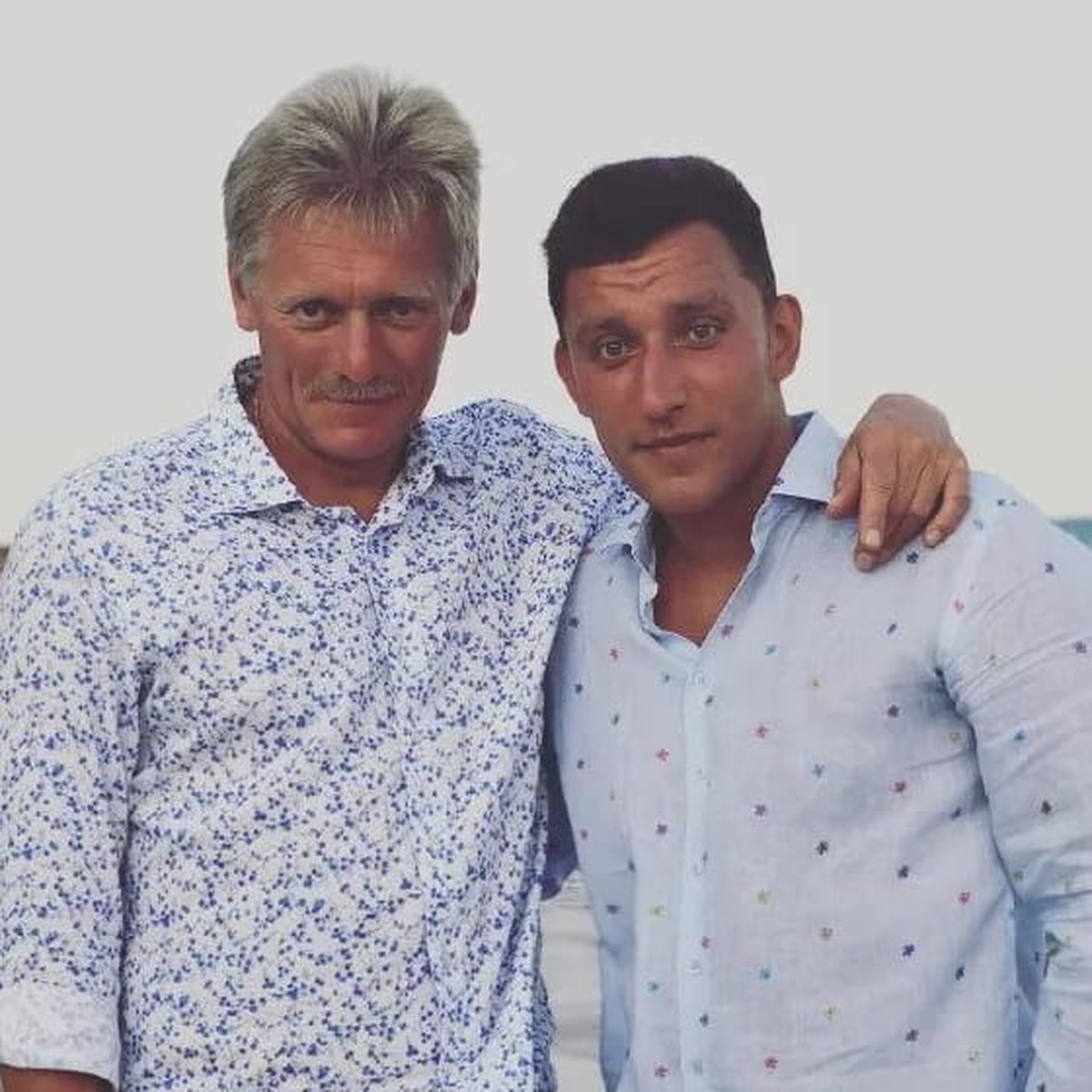 Vater Dimitri und Sohn Nikolai Peskow: Feiner Zwirn statt Uniform.