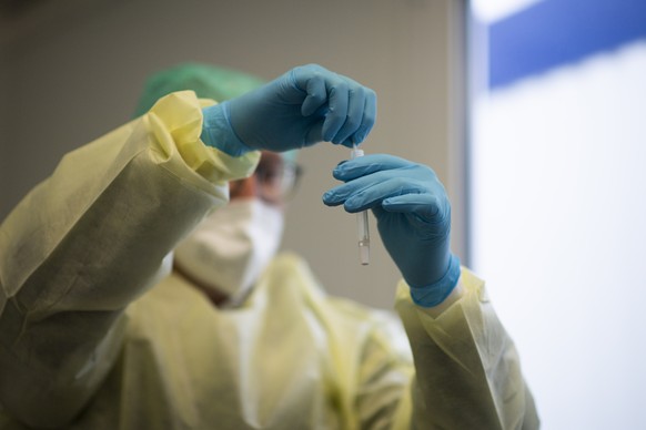 Der Arzt Walter Kistler macht einen Coronavirus-Schnelltest, im Testzentrum fuer das Coronavirus, am Montag, 25. Januar 2021, beim Spital in Davos. Heute nehmen im Kanton Graubuenden neun regionale Im ...