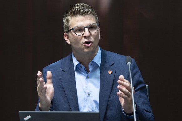 SVP-Nationalrat Mike Egger, SG, vom Referendumskomitee aeussert sich an einer Medienkonferenz zum Bundesgesetz ueber Ueberbrueckungsleistungen f�r aeltere Arbeitslose, am Donnerstag, 9. Juli 2020, in  ...