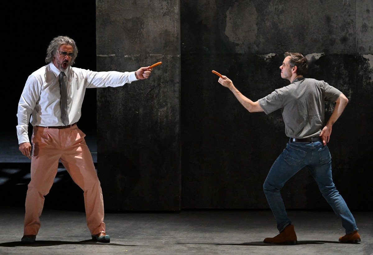 ABD0006_20240814 - SALZBURG - ÖSTERREICH: (v.l.) Christian Van Horn (Lindorf / Coppélius / Dr. Miracle / Dapertutto), Benjamin Bernheim (Hoffmann), am Donnerstag, 8. August 2024, während der Fotoprobe ...