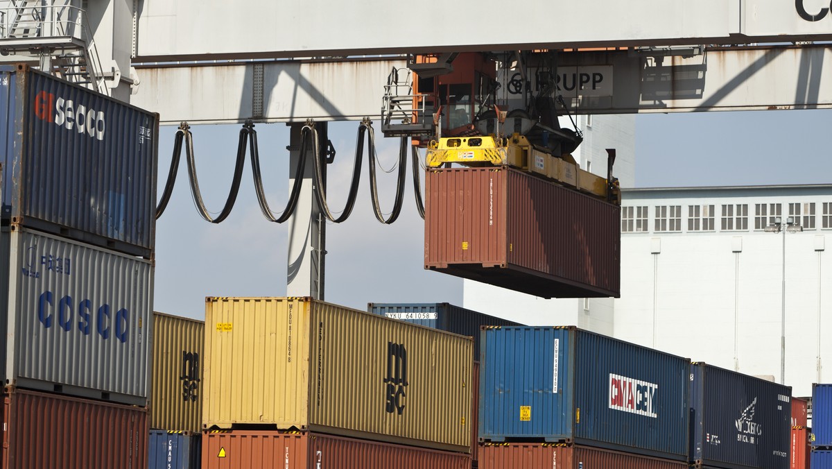 ZU DEN ZAHLEN ZUM AUSSENHANDEL (EXPORT/ IMPORT) IM APRIL 2015 STELLEN WIR IHNEN AM DONNERSTAG, 28. MAI 2015 FOLGENDES ARCHIVBIL ZUR VERFUEGUNG - A cargo ship hangs at the crane at the harbor Kleinhuen ...