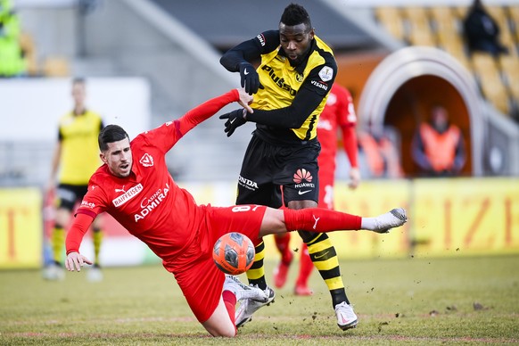 Vaduz&#039; Sandro Wieser, links, gegen YBs Jean-Pierre Nsame, im Fussball Super League Spiel zwischen dem FC Vaduz und den BSC Young Boys, am Sonntag, 24. Januar 2021, im Rheinpark Stadion in Vaduz.  ...