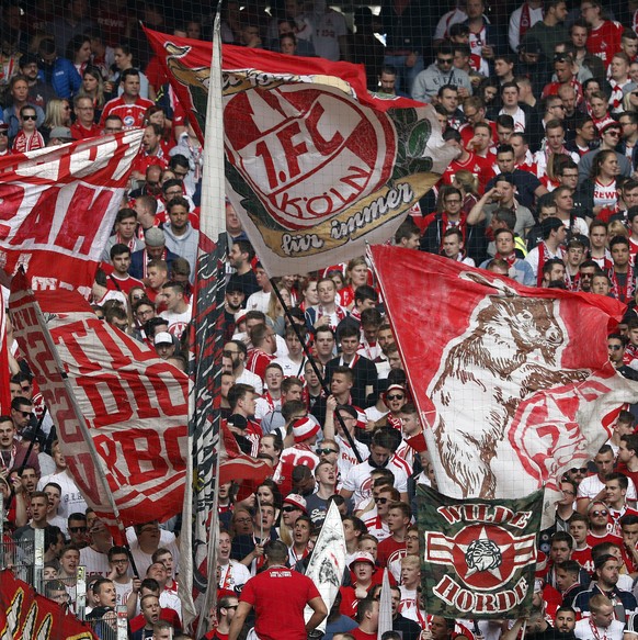 epa05883110 Koeln&#039;s supporters cheer during the German Bundesliga soccer match between Hamburger SV and 1. FC. Koeln, in Hamburg, Germany, 01 April 2017. EPA/FELIPE TRUEBA (EMBARGO CONDITIONS - A ...