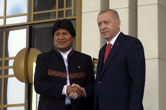 Turkey&#039;s President Recep Tayyip Erdogan, right, and Bolivian President Evo Morales shake hands during a welcome ceremony at the presidential palace in Ankara, Turkey, Tuesday, April 9, 2019. Mora ...
