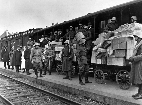 --- ARCHIVE --- VOR 100 JAHREN AM 12. NOVEMBER 1918 BEGANN IN DER SCHWEIZ DER LANDESSTREIK, EIN GENERALSTREIK MIT RUND 250&#039;000 BETEILIGTEN ARBEITERN UND GEWERKSCHAFTERN --- Eskortiert von Wachen  ...