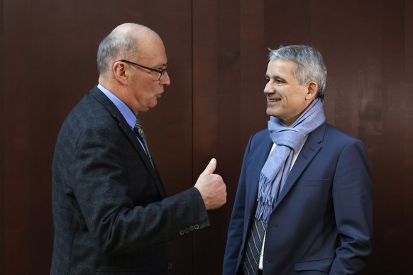 Bundesratskandidat Beat Jans, Regierungspraesident Basel-Stadt, rechts, diskutiert mit Markus Ritter, Praesident Bauernverband und Nationalrat Mitte-SG, vor Beginn der Hearings der Bundesratskandidate ...