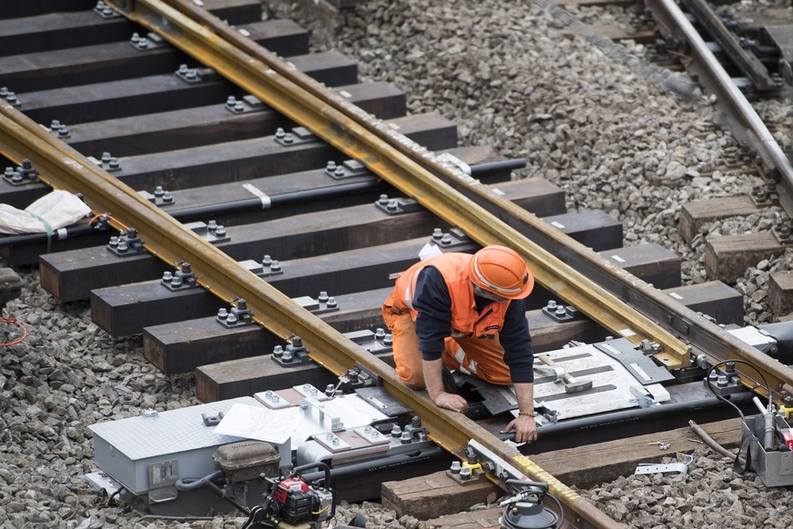 Bahnarbeiter bei Reparaturarbeiten der Geleise im Bahnhof Luzern, am Sonntag, 26. Maerz 2017, in Luzern. Im Bahnhof Luzern ist am fruehen Mittwochnachmittag ein Eurocity-Neigezug bei der Ausfahrt entg ...