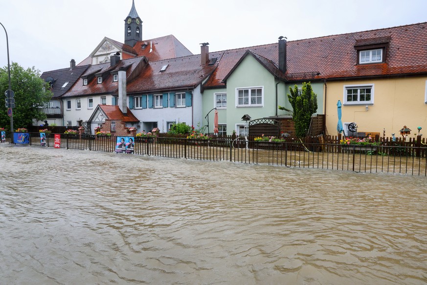 01.06.2024, Baden-W�rttemberg, Ochsenhausen: Die B312 ist in Ochsenhausen durch den �ber die Ufer getretenen Flu� Rottum komplett �berschwemmt. Teile der Innenstadt stehen unter Wasser. Foto: Thomas W ...
